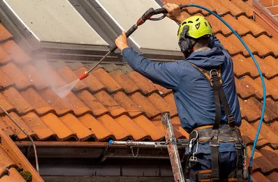 Démoussage et hydrofuge de toiture à Montélier